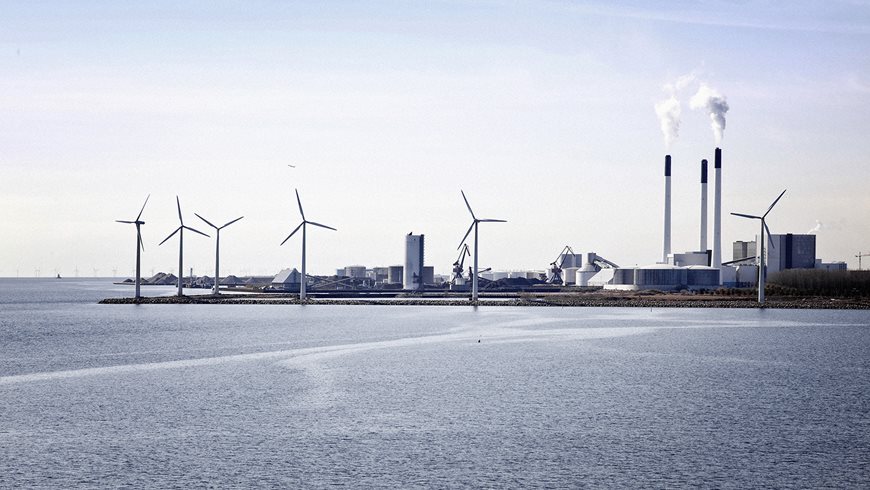 industri og vindmoeller ved kysten 2